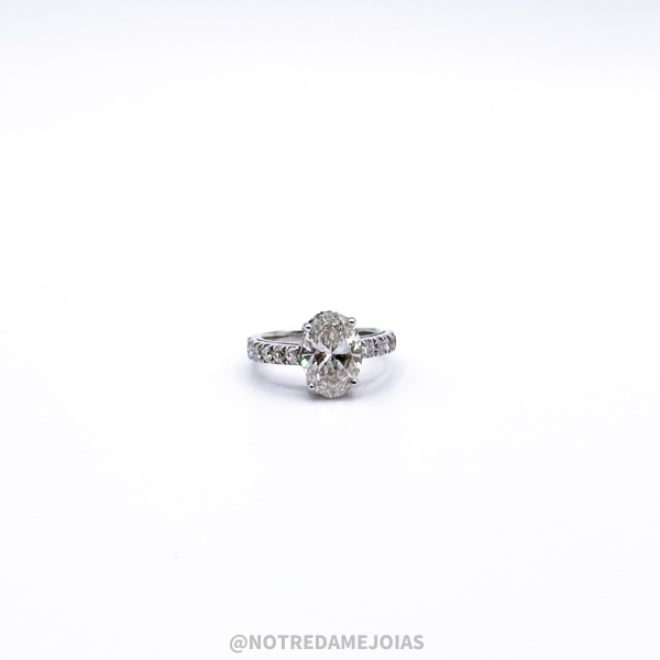 Joias . ANEL EM OURO BRANCO 18K COM DIAMANTE CENTRAL DE 3.00CT LAP. OVAL (DIAMANTE DE ...