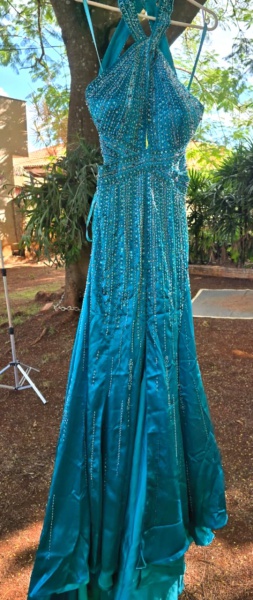 Joias . Vestido em cetim azul bordado, apresentando busto com bojo, alças transpassadas ...