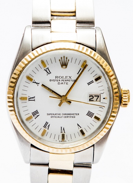 RELÓGIO ROLEX OYSTER DATE AÇO E OURO PULSEIRA MODELO OYSTER AUTOMÁTICO SUPER COLECIONÁVEL (REVISADO) COM CAIXA. MOVIMENTO AUTOMÁTICO, TAMANHO 34MM, CAIXA EM AÇO E OURO, PULSEIRA EM AÇO E OURO ORIGINAL MODELO OYSTER, MOSTRADOR BRANCO ORIGINAL. OS RELÓGIOS SÃO VENDIDOS NO ESTADO DE CONSERVAÇÃO QUE SE ENCONTRAM. SÃO RELÓGIOS USADOS ONDE É POSSÍVEL VERIFICAR DETALHES NA DESCRIÇÃO E FOTOS. ALGUNS PODEM PRECISAR DE REVISÃO OU ALGUM TIPO DE RESTAURO OU AJUSTES ONDE TALVEZ NÃO ESTEJAM MENCIONADOS EXATAMENTE NA DESCRIÇÃO OU FOTOS. TIRE TODAS AS SUAS DÚVIDAS ANTES DE DAR SEU LANCE PORQUE ELES SÃO IRREVOGÁVEIS E IRRETRATÁVEIS. POR FAVOR LEIA OS TERMOS E CONDIÇÕES E A CAIXA DE INFORMAÇÕES DO LEILÃO EM HOME NO SITE WWW.BIGBENMANIALEILOES.COM.BR DANDO ÊNFASE NAS INFORMAÇÕES IMPORTANTES, SABENDO QUE AO ARREMATAR O PRODUTO CONCORDA COM DATAS, PRAZOS E REGRAS DA CASA DE LEILÕES BIGBENMANIA. TIRE TODAS SUAS DÚVIDAS ANTES DE LICITAR PELO WHATSAPP 1331501285.