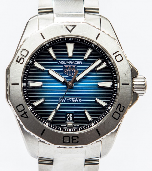 RELÓGIO TAG HEUER MODELO AQUARACER AUTOMÁTICO TAMANHO GRANDE 44MM. MOVIMENTO AUTOMÁTICO, TAMANHO 44MM, CAIXA EM AÇO, PULSEIRA EM AÇO ORIGINAL, MOSTRADOR AZUL SUPER RARO (VER DETALHES NAS FOTOS). OS RELÓGIOS SÃO VENDIDOS NO ESTADO DE CONSERVAÇÃO QUE SE ENCONTRAM. SÃO RELÓGIOS USADOS ONDE É POSSÍVEL VERIFICAR DETALHES NA DESCRIÇÃO E FOTOS. ALGUNS PODEM PRECISAR DE REVISÃO OU ALGUM TIPO DE RESTAURO OU AJUSTES ONDE TALVEZ NÃO ESTEJAM MENCIONADOS EXATAMENTE NA DESCRIÇÃO OU FOTOS. TIRE TODAS AS SUAS DÚVIDAS ANTES DE DAR SEU LANCE PORQUE ELES SÃO IRREVOGÁVEIS E IRRETRATÁVEIS. POR FAVOR LEIA OS TERMOS E CONDIÇÕES E A CAIXA DE INFORMAÇÕES DO LEILÃO EM HOME NO SITE WWW.BIGBENMANIALEILOES.COM.BR DANDO ÊNFASE NAS INFORMAÇÕES IMPORTANTES, SABENDO QUE AO ARREMATAR O PRODUTO CONCORDA COM DATAS, PRAZOS E REGRAS DA CASA DE LEILÕES BIGBENMANIA. TIRE TODAS SUAS DÚVIDAS ANTES DE LICITAR PELO WHATSAPP 1331501285.