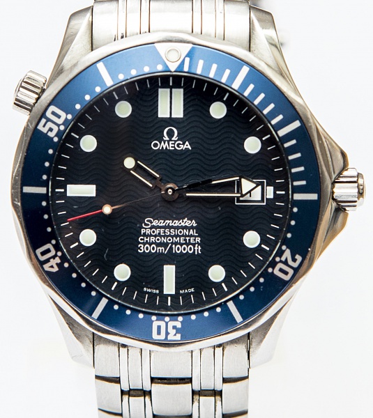 RELÓGIO OMEGA SEAMASTER MODELO DIVER/JAMES BOND AUTOMÁTICO TAMANHO GRANDE 42MM MOSTRADOR AZUL SUPER RARO. MOVIMENTO AUTOMÁTICO, TAMANHO 42MM, CAIXA EM AÇO, PULSEIRA EM AÇO ORIGINAL, MOSTRADOR AZUL SUPER RARO. OS RELÓGIOS SÃO VENDIDOS NO ESTADO DE CONSERVAÇÃO QUE SE ENCONTRAM. SÃO RELÓGIOS USADOS ONDE É POSSÍVEL VERIFICAR DETALHES NA DESCRIÇÃO E FOTOS. ALGUNS PODEM PRECISAR DE REVISÃO OU ALGUM TIPO DE RESTAURO OU AJUSTES ONDE TALVEZ NÃO ESTEJAM MENCIONADOS EXATAMENTE NA DESCRIÇÃO OU FOTOS. TIRE TODAS AS SUAS DÚVIDAS ANTES DE DAR SEU LANCE PORQUE ELES SÃO IRREVOGÁVEIS E IRRETRATÁVEIS. POR FAVOR LEIA OS TERMOS E CONDIÇÕES E A CAIXA DE INFORMAÇÕES DO LEILÃO EM HOME NO SITE WWW.BIGBENMANIALEILOES.COM.BR DANDO ÊNFASE NAS INFORMAÇÕES IMPORTANTES, SABENDO QUE AO ARREMATAR O PRODUTO CONCORDA COM DATAS, PRAZOS E REGRAS DA CASA DE LEILÕES BIGBENMANIA. TIRE TODAS SUAS DÚVIDAS ANTES DE LICITAR PELO WHATSAPP 1331501285.