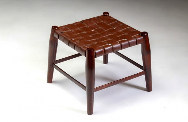 Joias . Sergio Rodrigues - Oca - Brasil, c.1973 - Rara e delicada banqueta em jacarandá ...