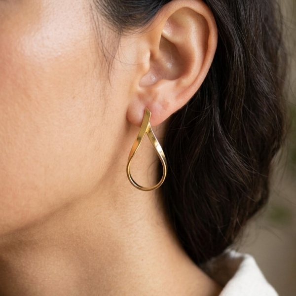 Joias . Par de brincos  gota em ouro amarelo 18k. Medidas: 3,5cm x 1,9cm. Peso total ...