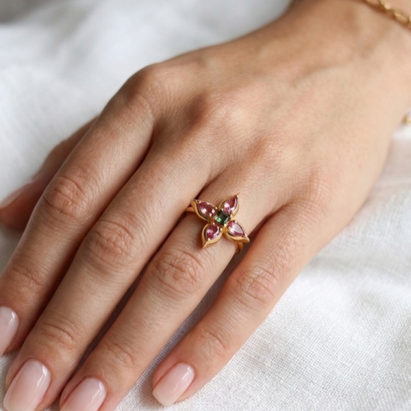 Joias . Anel de flor em ouro amarelo 18k com pedras rosas e verdes. Contém 04 pedras ...