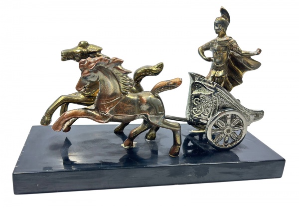 Joias . Escultura Biga Romana em Bronze com Base em Madeira. Peça com representação de ...