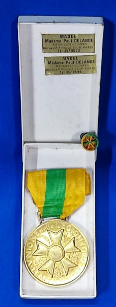 Arte . 9 - MEDALHA SOCIEDADE BRASILEIRA DE EDUCAÇÃO E INTEGRAÇ foto 2