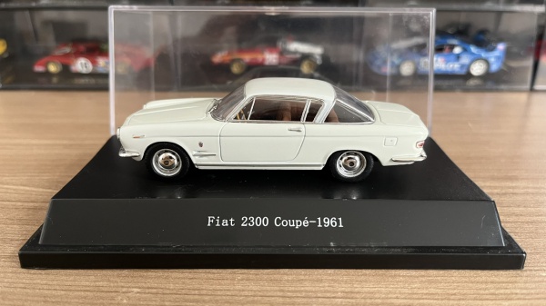 Miniatura carrinho Fiat 2300 Coupe 1961. Starline. Esca