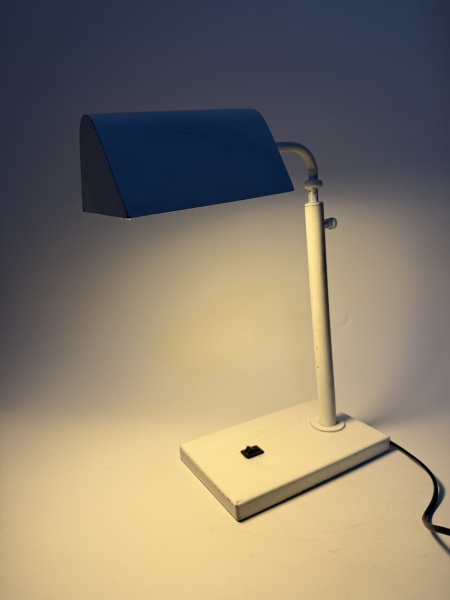 Joias . Excepcional luminária de mesa vintage branca - Esta luminária de mesa ...