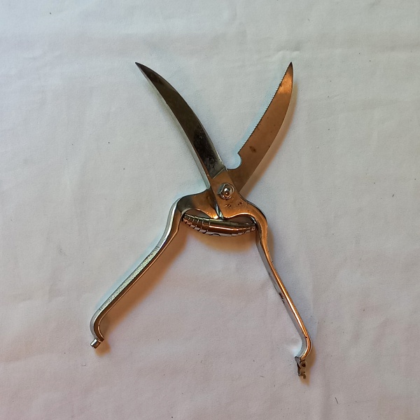 Lote 29 Trinchante da marca Mundial, com 26cm Valor de venda: R$ 16,00