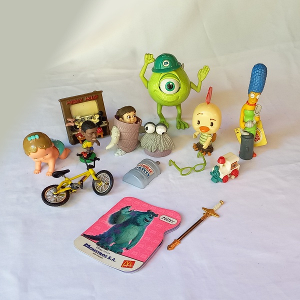 Lote 41 Lote diverso de brinquedos. Maior com 15cm. Valor atual: R$ 65,00