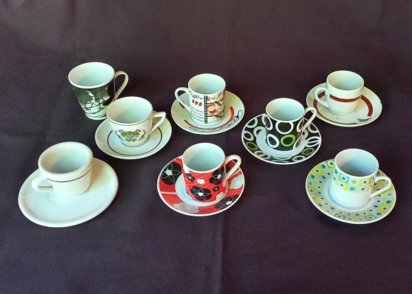 Lote 56 10 xicaras de cafézinho diversas em porcelana e 9 pires Valor inicial: R$ 5,00