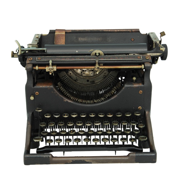 Máquina de escrever de grande porte em ferro fundido esmaltado, com estrutura aberta de desenho industrial robusto, teclado completo em padrão internacional e carro móvel superior com régua graduada. Exemplar de fabricação provavelmente norte-americana do início do século XX, apresentando características típicas das primeiras máquinas de escritório profissionais, com mecanismos aparentes, alavancas laterais originais e forte construção utilitária. A volumetria arquitetônica da peça, associada ao acabamento em esmalte negro texturizado e aos detalhes metálicos aparentes, confere-lhe expressivo apelo decorativo e museológico, evocando os primórdios da mecanização da escrita comercial e administrativa. Medidas: 24 cm x 28 cm x 30 cm.