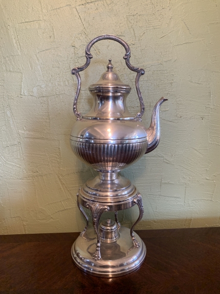 Joias . Samovar em metal prateado, com corpo bojudo parcialmente canelado, bico ...
