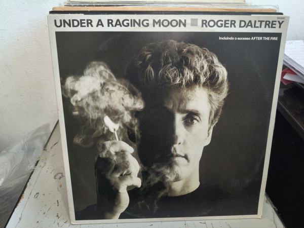 Joias . LP Roger Daltrey - Under a Racing Moon. Com encarte, capa e disco VG+
