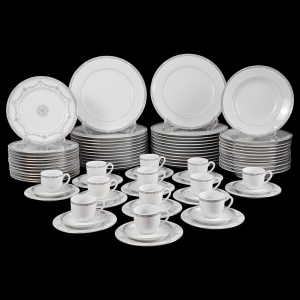 Joias . Magnífico e luxuoso serviço de jantar e café de porcelana francesa da ...