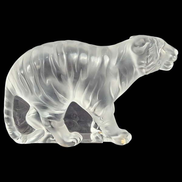 R. Lalique, França. Escultura de cristal satinado e áreas polidas