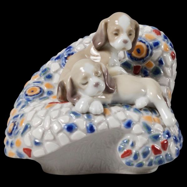 Joias . LLADRÓ. Grupo escultórico de porcelana espanhola policromada. "Puppies on ...