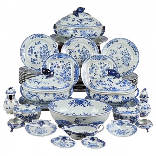 Joias . Importante e suntuoso aparelho de jantar em porcelana chinesa de exportação, ...
