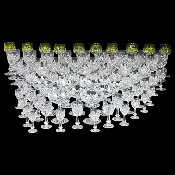 Joias . Elegante serviço de mesa de cristal Baccarat, totalmente lapidados, composto ...