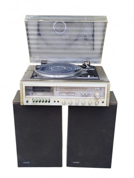 Joias . SOM, um (1) rádio de mesa marca Stromberg-Carlson, conf foto 1