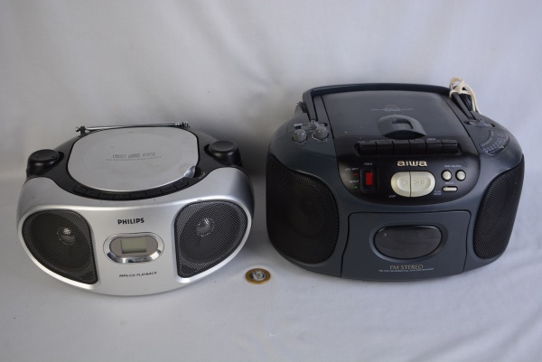 Lote de 2 rádios cd player portáteis, sendo um Aiwa modelo CSD