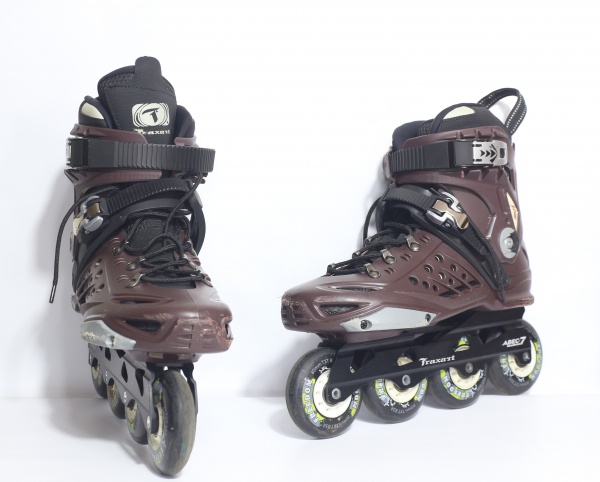 Joias . Patins traxart freestyle TXT freedom na cor marrom , possuem botas rígida com ...