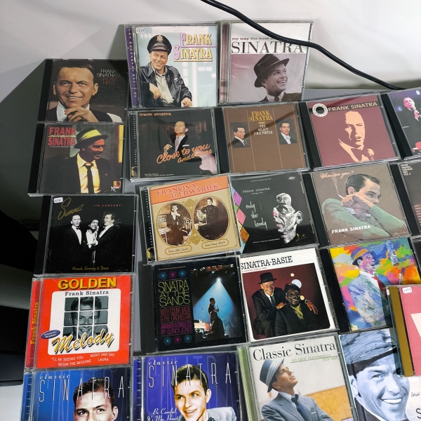 Joias . 3064 - Grande coleção com 57 Cds do cantor norte-americano Frank Sinatra, entre ...