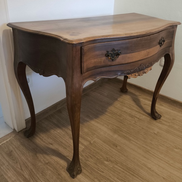 Joias . Console estilo D. João V em madeira de lei, com tampo recortado em perfil ...