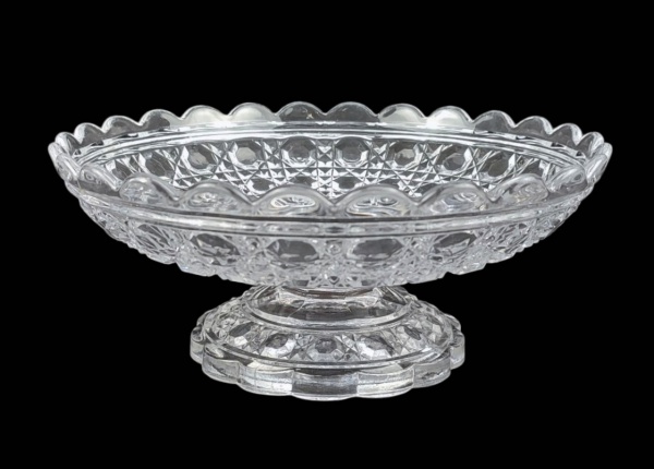 Baccarat - Centro de mesa/fruteira em cristal francês, com marca da Cristallerie em relevo, decorado com lapidações tijolinho. Med. 8,5x20,5cm.