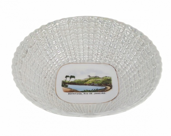 Saladeira de coleção em porcelana tcheca, com marca da manufatura, decorada com paisagem de "Botafogo, Rio de Janeiro" em policromia. Apresenta discretos fios de cabelo na base, visíveis somente virando a peça. Med. 6,5x23,5cm.