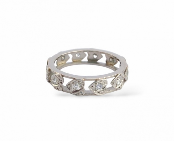Aliança em platina, com trabalhos de corações, com 12 diamantes. Aro 20. Peso 4.1g. Este item não se encontra no local do leilão. 