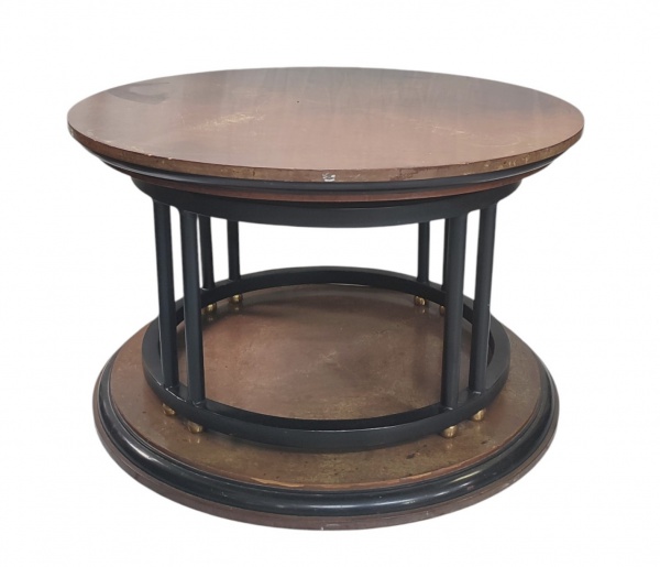 Mesa de apoio em madeira, com tampo circular, sustentado por colunas em metal, que se apoiam a um platô inferior. Apresenta perdas e marcas de uso. Med. 50x80cm.