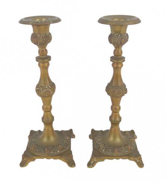 Par de castiçais em bronze dourado, decorados com trabalhos florais em relevo. Alt. 22cm.