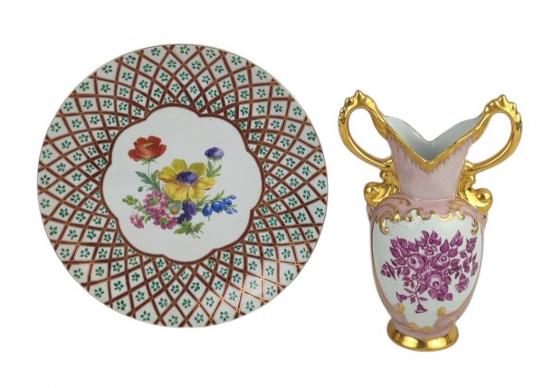 Joias . Aparelho de jantar em porcelana japonesa, com marca da foto 1