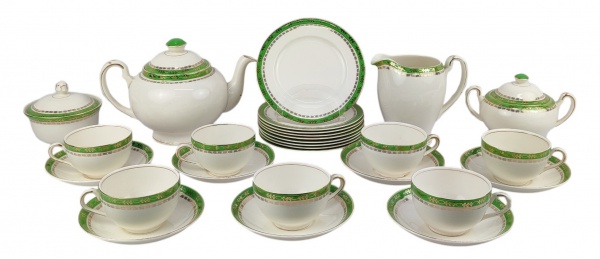 Joias . Aparelho de jantar em porcelana japonesa, com marca da foto 3