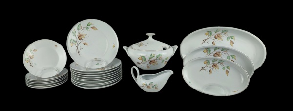 Vinte e duas peças de aparelho de jantar, em porcelana, com marca da manufatura Real, decoração floral, sendo sopeira, 3 travessas, molheira, 10 pratos rasos e 7 para sobremesa. Algumas peças com pequenas perdas na pintura, 2 pratos para sobremesa com pequeno bicado na borda. Med. sopeira 16x28x23cm.