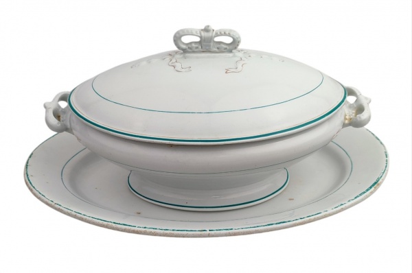 Sopeira com presentoir em porcelana inglesa, J. & G. Meakin, decorada com frisos verdes e detalhes em dourado. Presentoir com discretas perdas nos frisos verdes. Med. sopeira 18x33x20cm. Med. presentoir 39x28cm.