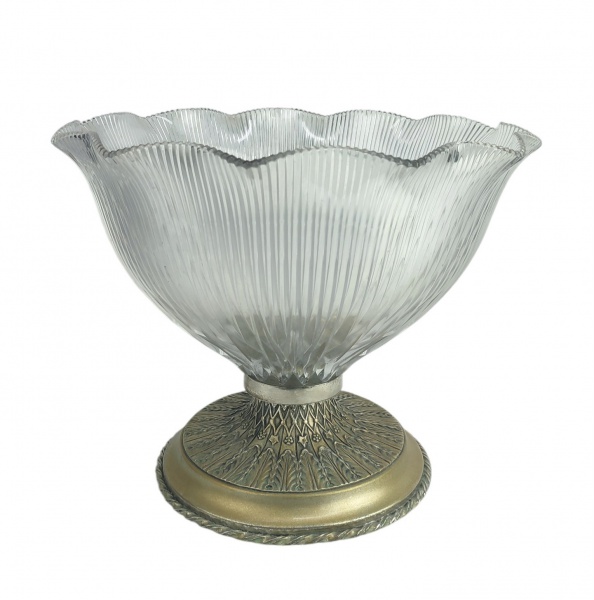 Grande centro de mesa em vidro com gomos e sulcos em relevo e base em metal prateado, trabalhado em flores e folhagem. Apresenta desgastes no prateado. Med. 30x37cm.