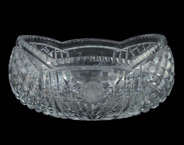 Centro de mesa em grosso cristal translúcido, decorado com lapidações tijolinho, sulcos bisotados, folhagens e flores, sendo estas em satiné. Apresenta faixa com mofo na parte interna e imperceptíveis bicadinhos na borda. Med. 16x33x21cm.