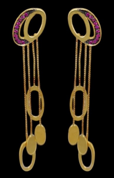 Par de brincos em ouro 18k, amarelo, com delicados rubis. Alt. 6cm. Peso 4.8g. Este item não se encontra no local do leilão.