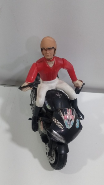 Joias . Boneco He-Man estrela década de 80 , contém cola nas pe foto 3