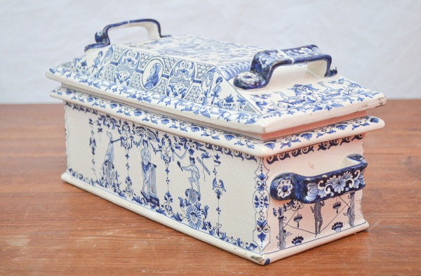 Joias . FRANÇA - Século XVIII - Rara terrina em faiança francesa, ateliers Clérissy ...