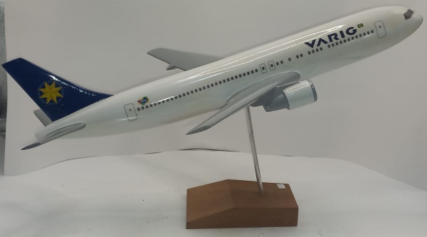 Joias . Avião VARIG no suporte muito detalhado 36x25x43