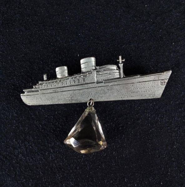 Joias . Joia vintage - antigo broche em forma de barco navio, com pingente em pedra ...