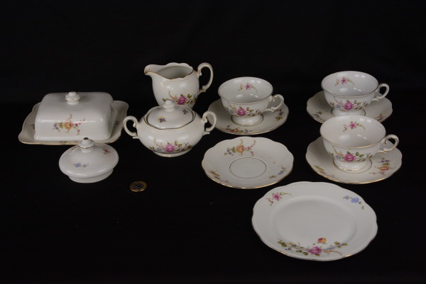 Joias . Conjunto incompleto para chá em porcelana polones KPM com policromia floral, ...