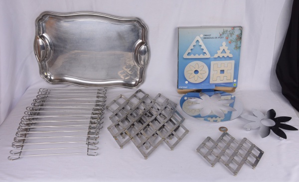 Joias . Lote de bandeja em inox e  4+6+2 descansos para panelas diversos em inox ( ...