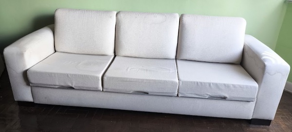 Joias . Sofá de 3 lugares, estofado ( com marcas de uso e umidade) -med, 86x100x236cm