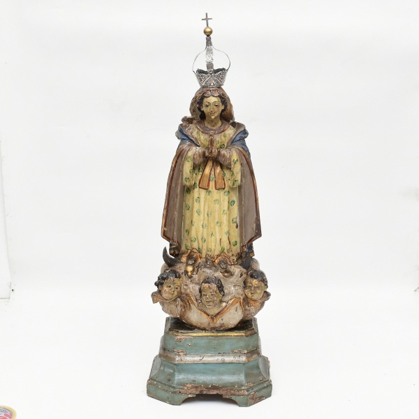 Nossa Senhora da Conceição - Grande e bela imagem em madeira policromada e patinada, Brasil, séc. XVIII/XIX. Belo planejamento e expressivo rosto, olhos de vidro. Necessitando de restauro, acompanha coroa de prata, incompleta. Medida total 71 x 29 x 23 cm, medida da coroa 15 x 5 cm.