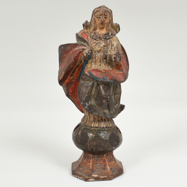 Nossa Senhora da Conceição - Bela imagem barroca séc. XVIII, em madeira policromada, faltando as mãos, e na base, os anjos e as pontas da lua. Medida 25 x 8 x 8 cm.