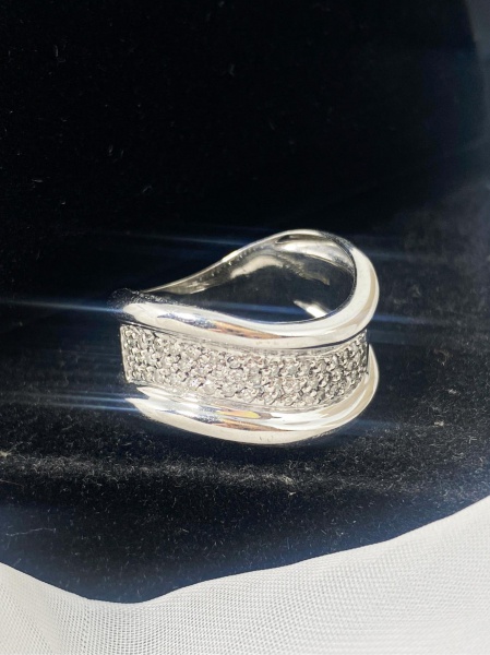 Joias . ANEL, EM OURO BRANCO, 18K, ARO: ARO21, PESO: 6.62 gr, DIAMANTES: 46x 0,005, ...